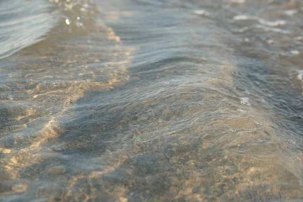 Helder Zeewater Met Zeegolven Gouden Zandachtergrond — Stockfoto