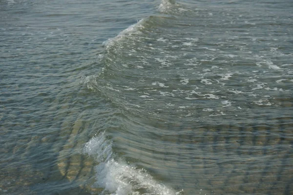 Pobřežní Malé Vlny Mořském Pobřeží Čistou Vodní Pozadí — Stock fotografie