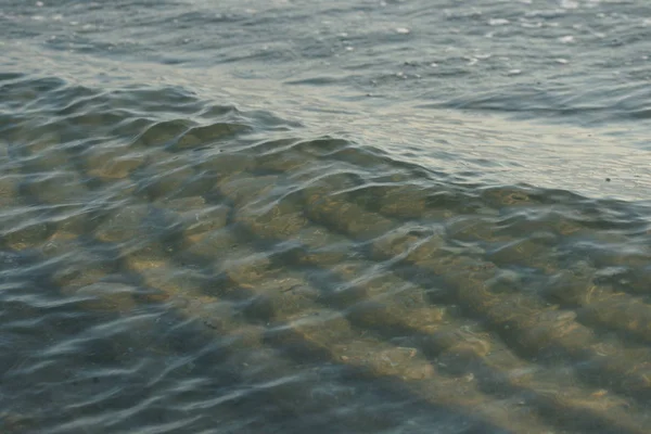 Bella Limpida Acqua Mare Con Onde Sullo Sfondo Della Spiaggia — Foto Stock