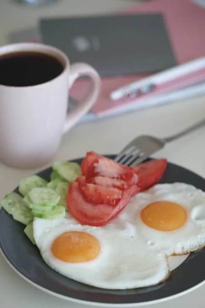 Café Manhã Saboroso Omelete Frito Partes Tomates Pepinos Com Xícara — Fotografia de Stock