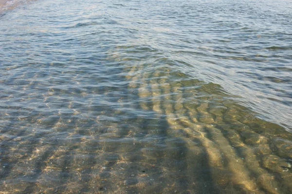Incredibile Mare Acqua Limpida Con Onde Sullo Sfondo Della Spiaggia — Foto Stock