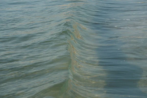 Meerwasser Mit Wenig Wirbelnden Wellen Der Küste — Stockfoto