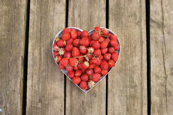 Fresas Frescas Rojas Cuenco Forma Corazón Sobre Fondo Madera Marrón — Foto de Stock