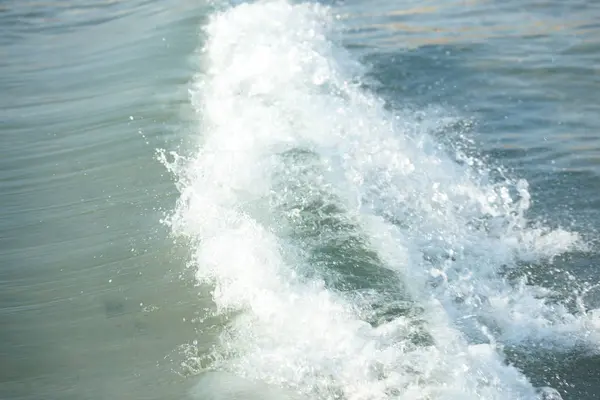 美丽而清澈的海水 有海浪在海滩的背景 — 图库照片