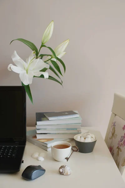 Стеклянная Ваза Белыми Цветами Лилии Чашкой Чая Ноутбуком Книгами Белом — стоковое фото