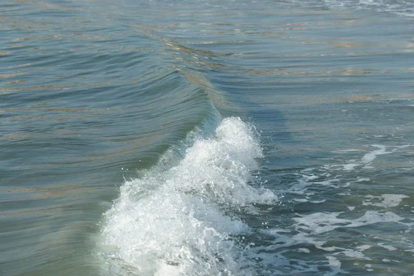 Acqua Mare Con Piccole Onde Costiere Sulla Riva Del Mare — Foto Stock