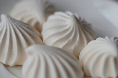 Beyaz plaka arkaplanındaki beyaz şekerleme görüntüsünü kapat