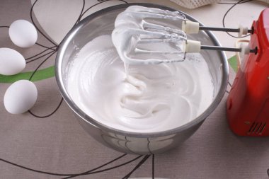 Şekerli proteinlerin tepelerine kadar dövülmüş metal kase.