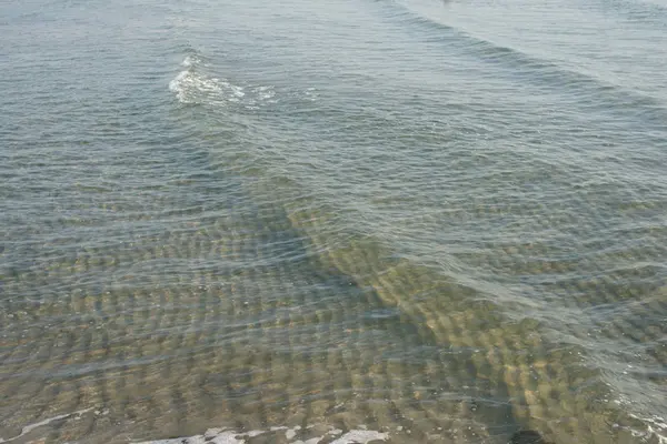 Deniz Kıyısında Mavi Dalgalı Berrak Deniz Suyu — Stok fotoğraf