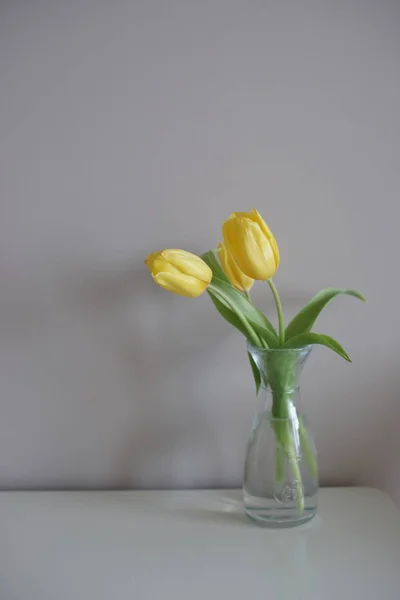 Tulipanes Amarillos Jarrón Vidrio Sobre Fondo Mesa Blanco — Foto de Stock