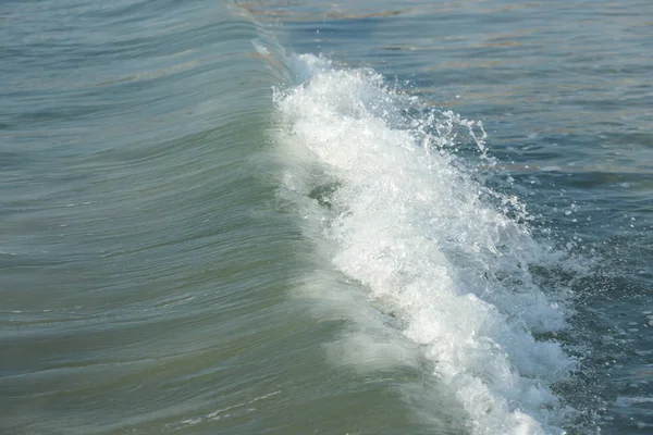 Bela Clara Água Mar Com Ondas Fundo Praia — Fotografia de Stock