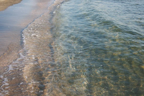 Incredibile Mare Acqua Limpida Con Onde Sullo Sfondo Della Spiaggia — Foto Stock