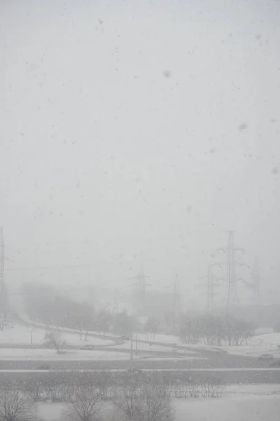 道路背景下的冬季暴雪 — 图库照片