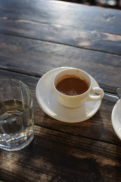 Ceașcă Espresso Puternic Sticlă Apă Fundal Masă Din Lemn — Fotografie, imagine de stoc