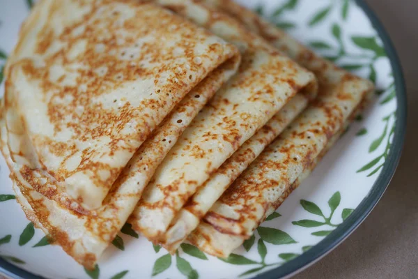 Frisch Gebackene Traditionelle Russische Pfannkuchen Auf Küchentisch Hintergrund — Stockfoto