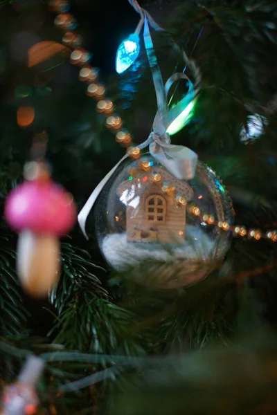 Sapin Vert Avec Des Jouets Colorés Des Guirlandes Dans Fond — Photo