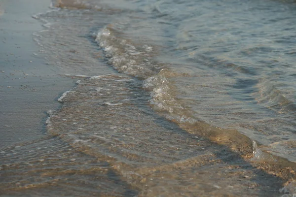 Belle Onde Del Mare Acque Limpide Sullo Sfondo Della Spiaggia — Foto Stock