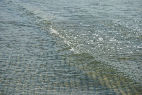 Kust Kleine Golven Zee Kust Met Helder Water Achtergrond — Stockfoto