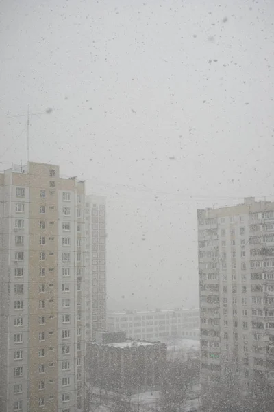 摩天大楼背景下的冬季暴风雪 — 图库照片