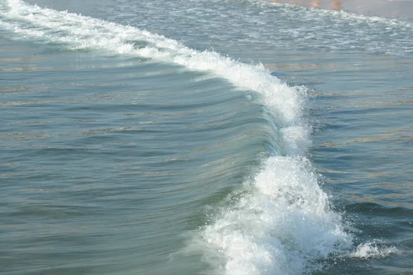 Όμορφα Και Καθαρά Νερά Κύματα Στο Φόντο Της Παραλίας — Φωτογραφία Αρχείου
