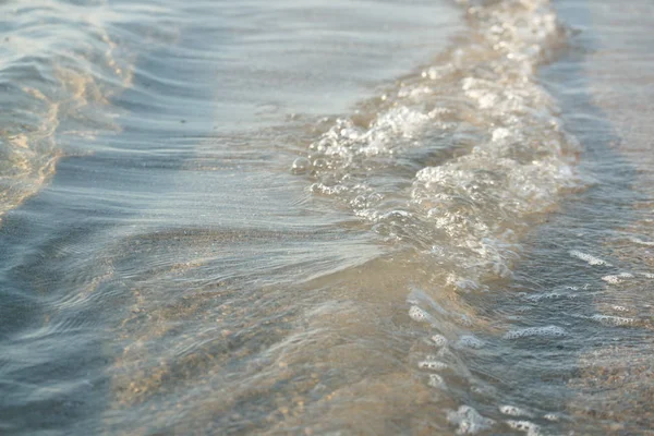 Klart Havsvatten Med Havsvågor Gyllene Sand Bakgrund — Stockfoto