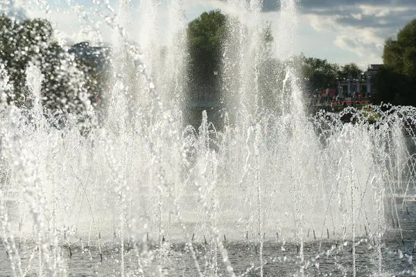 Perto Salpicos Fluxo Água Fonte Cidade Com Jatos Espuma Água — Fotografia de Stock