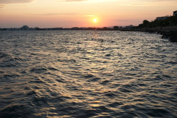 Belo Pôr Sol Costa Com Água Azul Profunda Fundo Porto — Fotografia de Stock