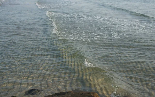 Przybrzeżne Małe Fale Brzegu Morza Czystym Tłem Wody — Zdjęcie stockowe