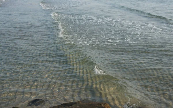 Kust Kleine Golven Zee Kust Met Helder Water Achtergrond — Stockfoto