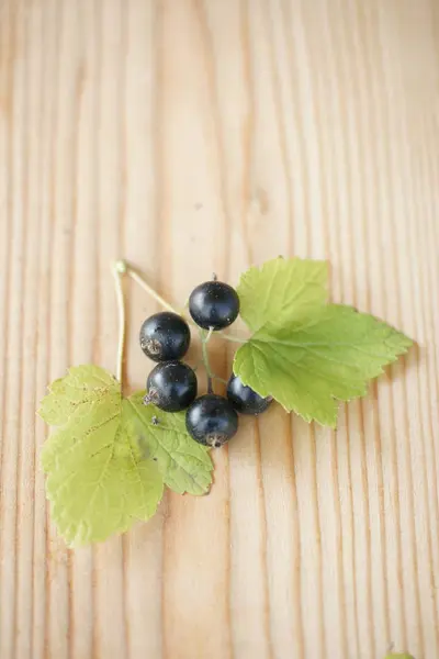 Reife Blaue Johannisbeeren Auf Holzbrettern Hintergrund — Stockfoto