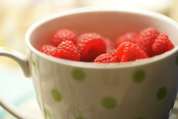 Frambuesas Maduras Frescas Fondo Taza — Foto de Stock