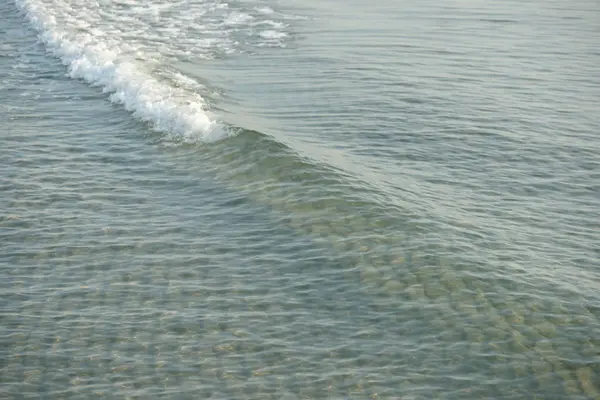 Petites Vagues Côtières Claires Sur Bord Mer Avec Fond Bleu — Photo