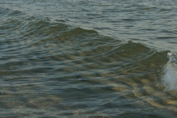 Helder Zeewater Met Krullende Golven Achtergrond Van Het Strand — Stockfoto