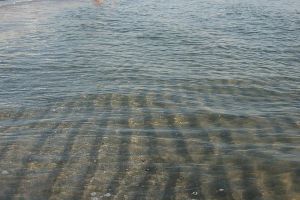 Increíble Mar Agua Clara Con Olas Fondo Playa — Foto de Stock