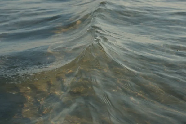 Bella Limpida Acqua Mare Con Onde Sullo Sfondo Della Spiaggia — Foto Stock