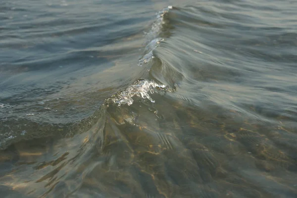 Bella Limpida Acqua Mare Con Onde Sullo Sfondo Della Spiaggia — Foto Stock