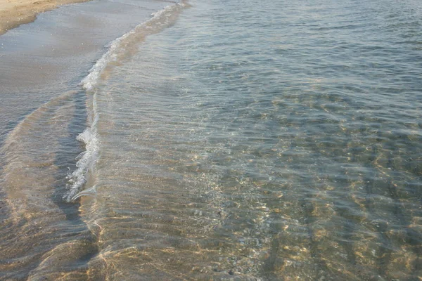 Geweldige Zee Helder Water Met Golven Het Strand Achtergrond — Stockfoto