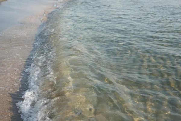 令人惊奇的海清澈的水与海浪在海滩的背景 — 图库照片