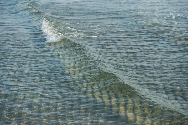 有海浪背景的水晶清澈海水 — 图库照片