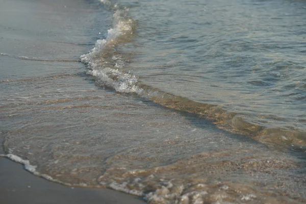 Красиві Морські Хвилі Чистій Воді Сонячному Фоні Пляжу — стокове фото