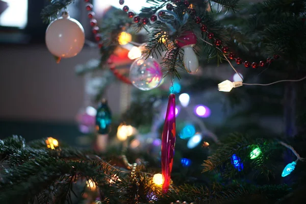 Vánoční Stromek Světly Dekoracemi — Stock fotografie