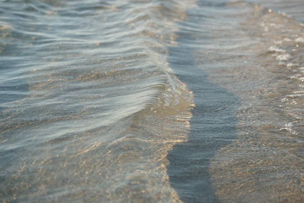 Helder Zeewater Met Zeegolven Gouden Zandachtergrond — Stockfoto