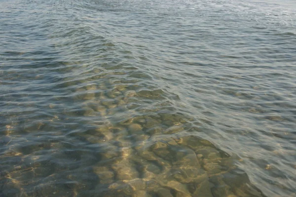 Úžasné Moře Čistá Voda Vlnami Pláži Pozadí — Stock fotografie