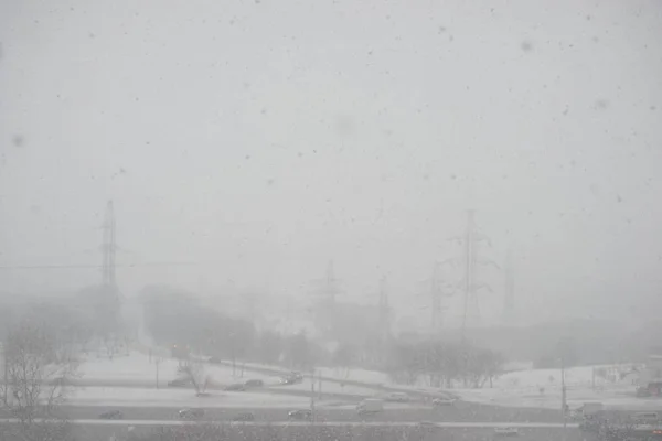 道路背景下的冬季暴雪 — 图库照片