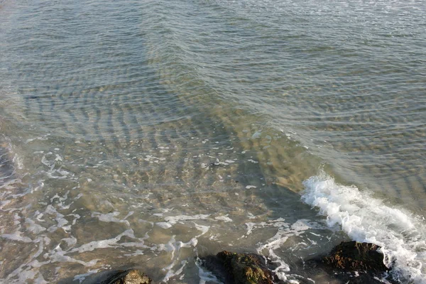 Slunečný Den Čistou Mořskou Vodou Vlnami Pláži Pozadí — Stock fotografie