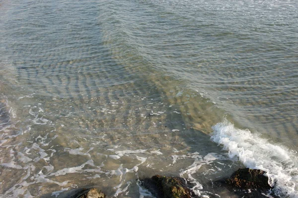 阳光明媚的日子 大海清澈 海浪汹涌 海滩背景 — 图库照片