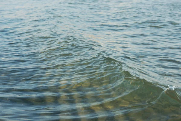 Klares Meerwasser Mit Lockigen Wellen Auf Dem Strand Hintergrund — Stockfoto