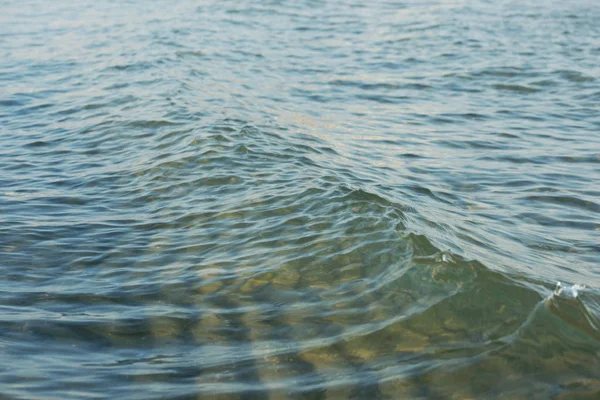 Helder Zeewater Met Krullende Golven Achtergrond Van Het Strand — Stockfoto