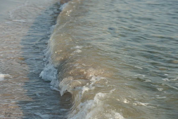 Průzračná Mořská Voda Vlnitými Vlnami Pláži Pozadí — Stock fotografie