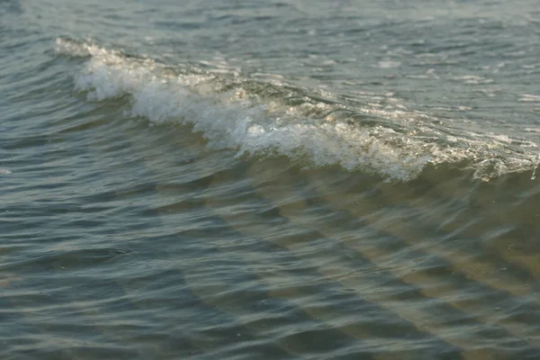 Belle Claire Eau Mer Avec Des Vagues Sur Fond Plage — Photo